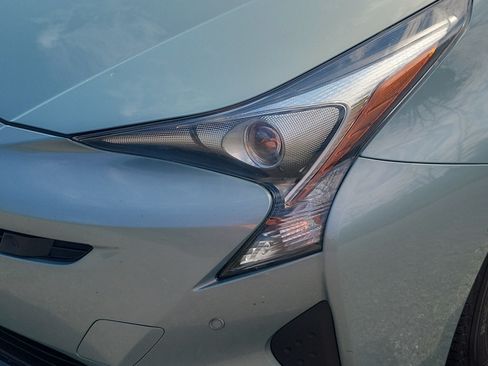 Used 2017 Toyota Prius Two w/ Prius Two Safety Plus Package FWD image 9