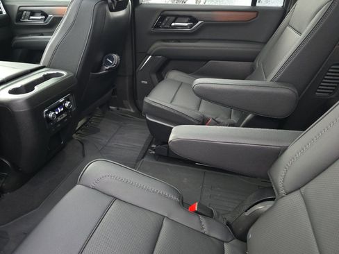 Used 2025 GMC Yukon XL Denali w/ Denali Reserve Package AWD/4WD image 12