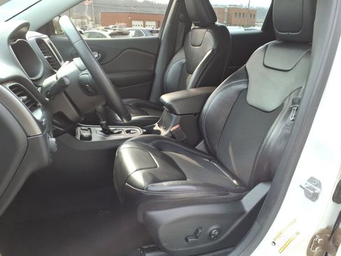 Used 2019 Jeep Cherokee Latitude Plus w/ Cold Weather Group AWD/4WD image 8