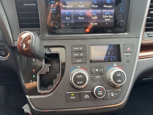 Used 2017 Toyota Sienna Limited Premium image 22