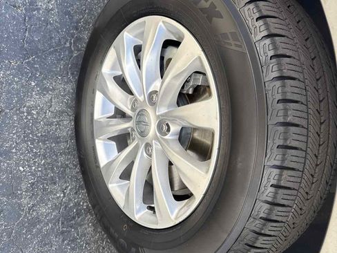 Used 2018 Chrysler Pacifica Touring-L FWD image 16