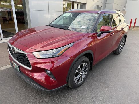 Used 2022 Toyota Highlander XLE image 1