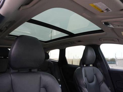 Used 2018 Volvo XC60 T6 Momentum w/ Convenience Package image 24