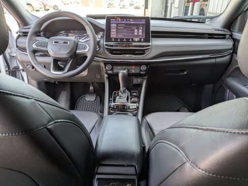 Used 2025 Jeep Compass Latitude w/ Convenience Group AWD/4WD image 4