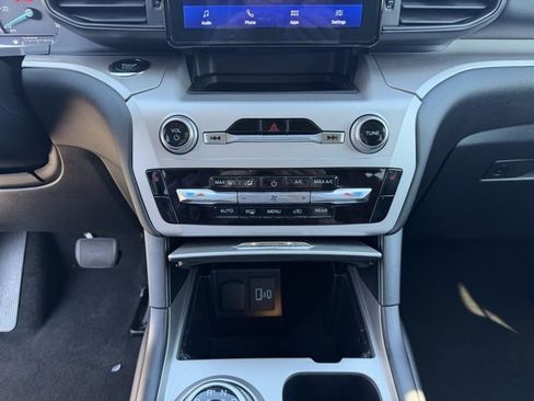 Used 2024 Ford Explorer XLT image 17