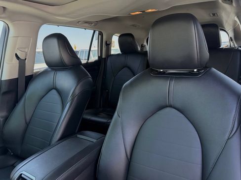 Used 2025 Toyota Highlander XLE FWD image 17