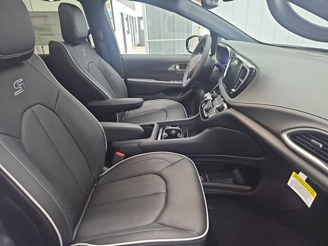 New 2027 Chrysler Pacifica Limited AWD/4WD image 30