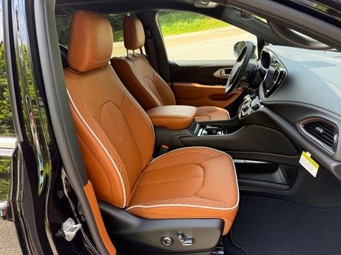 New 2026 Chrysler Pacifica Pinnacle w/ Trailer Tow Group image 28