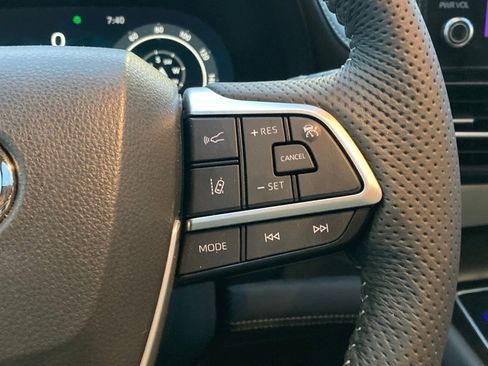 Used 2025 Toyota Sienna Limited image 18