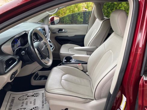 Used 2018 Chrysler Pacifica Limited FWD image 37