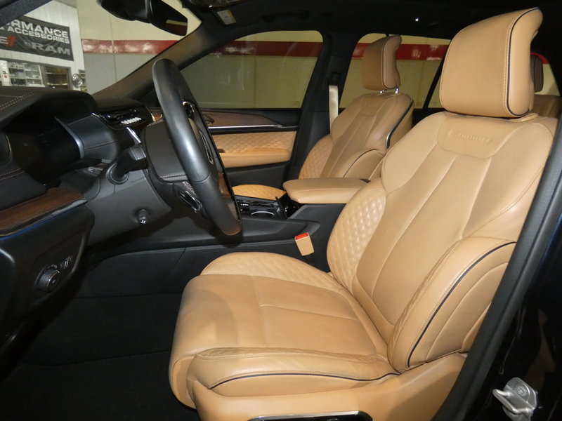 Used 2024 Jeep Grand Cherokee Summit w/ Luxury Tech Group V AWD/4WD image 10