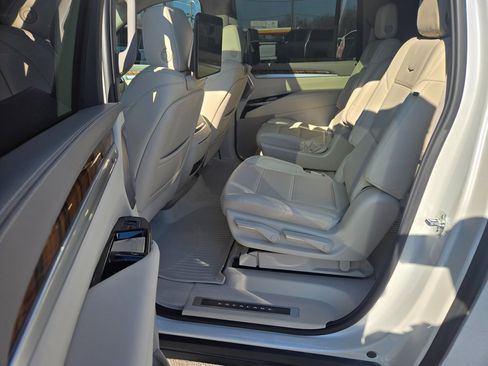 Used 2025 Cadillac Escalade ESV Premium Luxury Platinum image 8