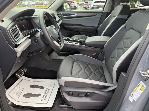 Used 2024 Volkswagen Atlas Peak Edition SE AWD/4WD image 6