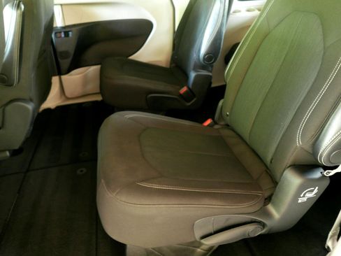 Used 2022 Chrysler Voyager LX image 9