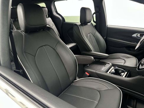 New 2026 Chrysler Pacifica Limited image 18