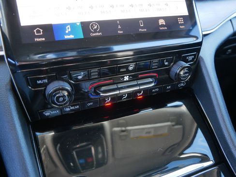 Used 2023 Jeep Grand Cherokee Limited w/ Black Appearance Package image 31