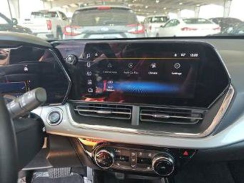 Used 2025 Chevrolet Trax LT w/ LT Convenience Package FWD image 18