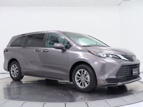 Used 2024 Toyota Sienna LE image 7