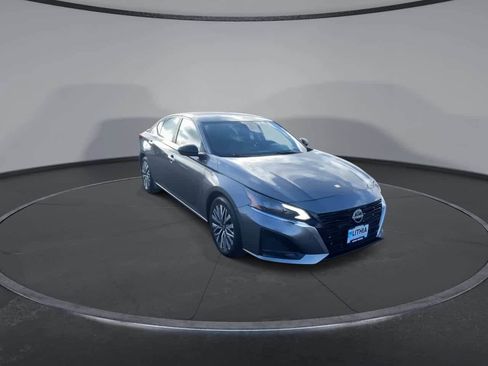 Used 2024 Nissan Altima 2.5 SV FWD image 3