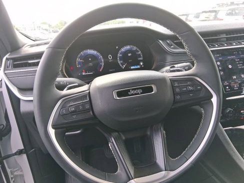 Used 2025 Jeep Grand Cherokee Altitude AWD/4WD image 16