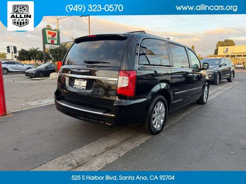 Used 2016 Chrysler Town & Country Touring w/ Driver Convenience Group image 4