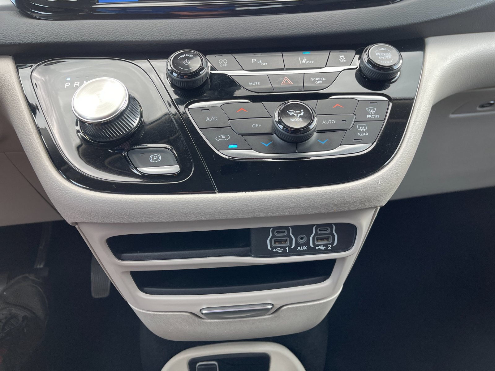 Used 2024 Chrysler Pacifica Touring-L FWD image 24