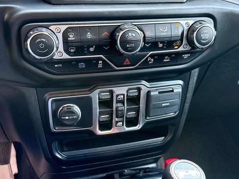 Used 2021 Jeep Wrangler Unlimited Sahara w/ Cold Weather Group image 17