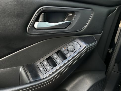 Used 2025 Nissan Rogue SV FWD image 19