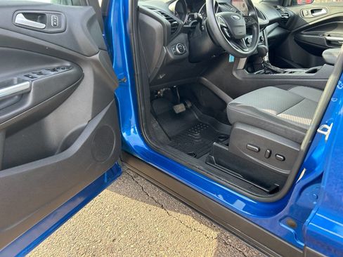 Used 2017 Ford Escape SE w/ Equipment Group 201A image 3