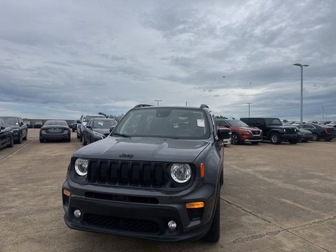 Used 2023 Jeep Renegade Altitude AWD/4WD image 5