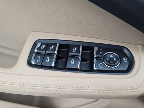 Used 2025 Porsche Macan AWD/4WD image 28
