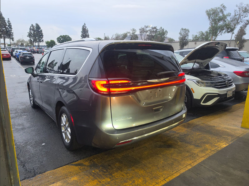 Used 2021 Chrysler Pacifica Touring-L FWD image 4