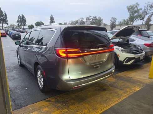 Used 2021 Chrysler Pacifica Touring-L FWD image 4