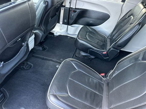 Used 2023 Chrysler Pacifica Limited image 11