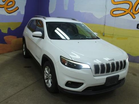 Used 2019 Jeep Cherokee Latitude w/ Cold Weather Group FWD image 2