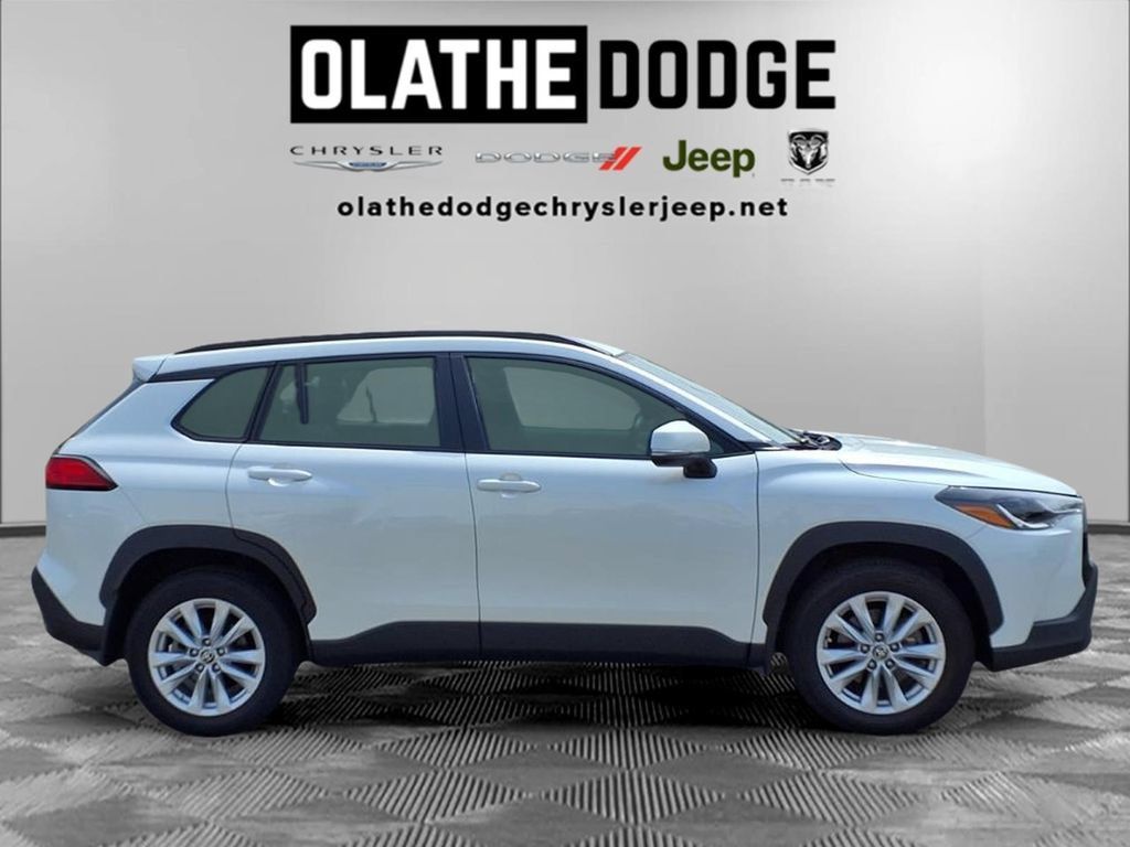 Used 2024 Toyota Corolla Cross LE AWD/4WD image 27