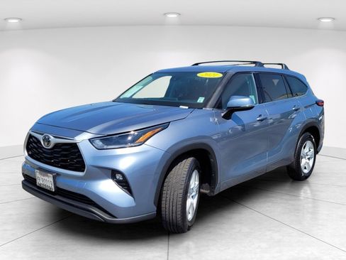 Used 2021 Toyota Highlander LE FWD image 8