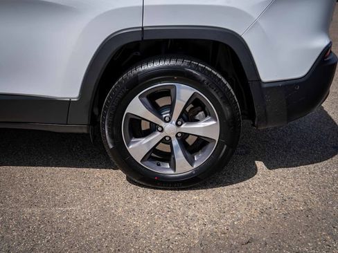 Used 2019 Jeep Cherokee Limited w/ Luxury Group AWD/4WD image 9