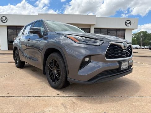 Used 2023 Toyota Highlander LE FWD image 3