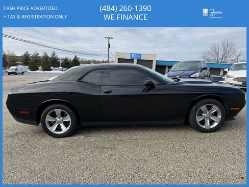 Used 2015 Dodge Challenger SXT image 4