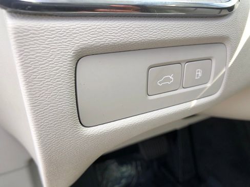 Used 2023 Volvo XC60 T8 Plus image 13