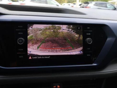 Certified 2024 Volkswagen Taos SE w/ Panoramic Sunroof Package AWD/4WD image 27
