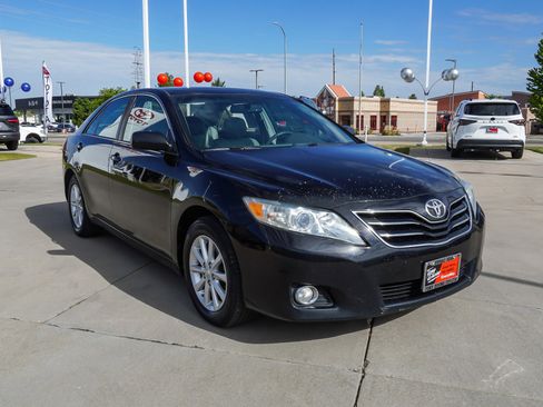 Used 2011 Toyota Camry XLE w/ SE/XLE Extra-Value Pkg FWD image 2