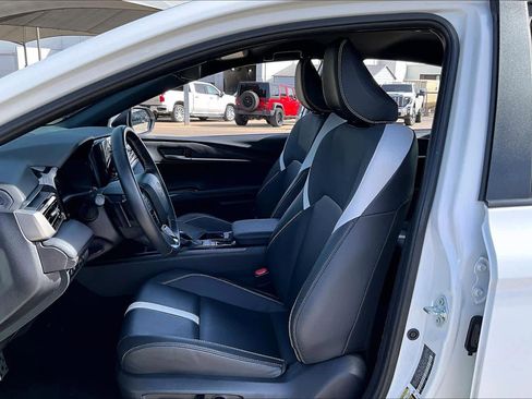 Used 2025 Toyota Camry SE image 8