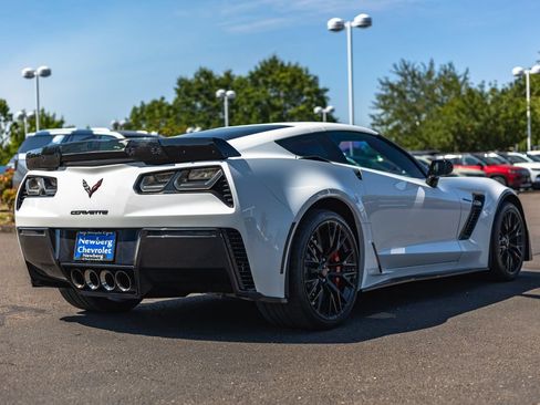 Used 2016 Chevrolet Corvette Z06 w/ 3LZ Preferred Equipment Group RWD image 9