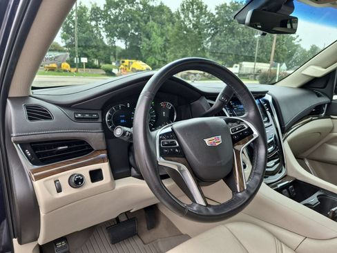 Certified 2019 Cadillac Escalade Luxury RWD image 10