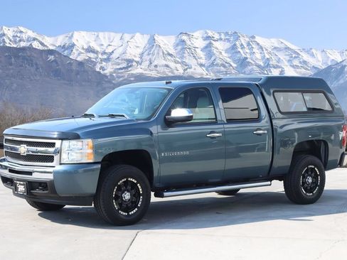 Used 2009 Chevrolet Silverado 1500 LT w/ Regional Value Package RWD image 2