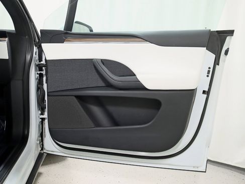 Used 2023 Tesla Model X image 34