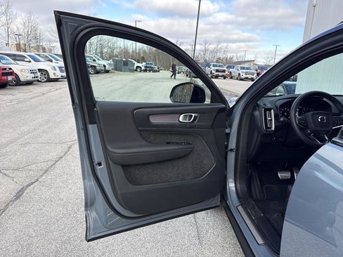 Used 2022 Volvo XC40 T5 R-Design image 9
