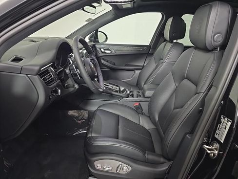 Certified 2026 Porsche Macan AWD/4WD image 5